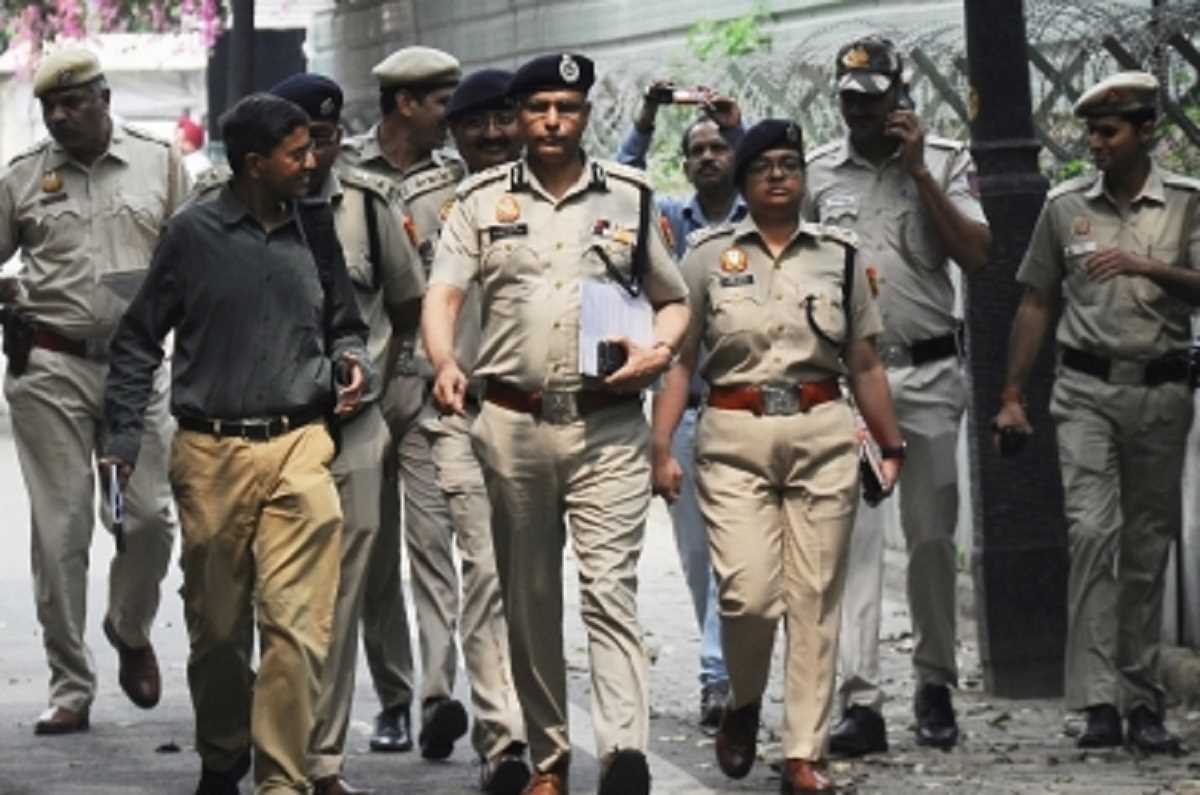 राहुल के घर पुलिस के पहुंचने पर बोलीं कांग्रेस, ऐसी हरकतों से हौसला और मजबूत होता है राहुल के घर पुलिस के पहुंचने पर बोलीं कांग्रेस, ऐसी हरकतों से हौसला और मजबूत होता है